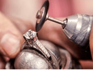 Polimento em joias e semijoias